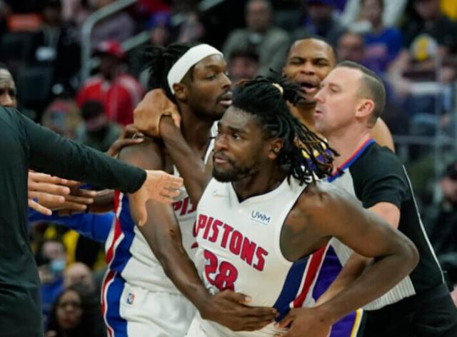 500万彩票网-向詹姆斯发起癫狂的冲刺 斯图尔特真是个恶棍吗？