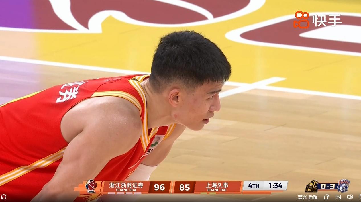 500彩票网官方-他是赢球功臣！7中5+打中三分，楼明为他鼓掌，球迷：早该用他了